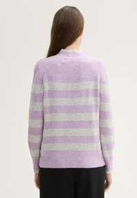 Hellblauer und grauer gestreifter Pullover aus weichem Strickmaterial, mit Rundhalsausschnitt und geripptem Saum, von hinten präsentiert.