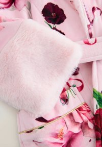 Accappatoio floreale rosa con polsini in morbida pelliccia rosa. Presenta vivaci motivi floreali e un accento dorato sulle tasche.