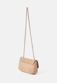 Beige mokkanahkakäsilaukku, jossa on suorakulmainen muoto, taitettava läppä ja ketjuhihna. Ominaisuuksina on sileä pinta ja minimalistinen muotoilu.