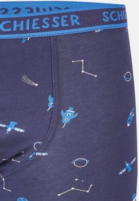 Marinblå bomullboxershorts med lekfulla rymdteman i ljusblått, inklusive raketer, planeter och stjärnbilder.