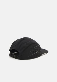 Casquette noire avec une visière incurvée, fabriquée en tissu léger. Elle présente des trous de ventilation sur un côté et une sangle ajustable à l'arrière.