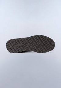 Musta kumipohja, jossa on aaltoileva kuvio ja teksturoidut yksityiskohdat. Näkyvissä oleva brändinimi "NAPAPIJRI" on kohokuvioitu pinnalle.