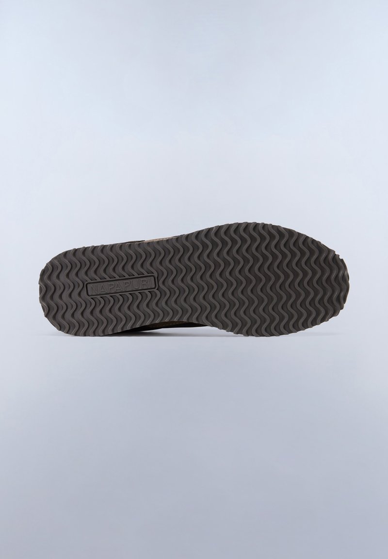 Suela de goma negra con un patrón ondulado, que presenta acentos texturizados. El nombre de la marca "NAPAPIJRI" está grabado en la superficie.