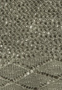 Tessuto tricot metallico verde con un motivo di diamanti e cerchi a giorno, caratterizzato da una texture liscia e lucida e da dettagli di cucitura elaborati.