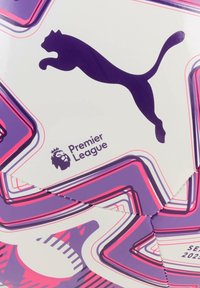 Biely futbalový lopta s fialovými a ružovými pruhmi, s veľkým fialovým logom Puma a textom "Premier League", s detailmi na povrchu.