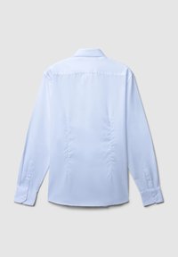 Camicetta azzurra chiara a maniche lunghe con colletto classico, texture liscia, polsini con bottone e design aderente sul retro. Nessun motivo o dettaglio visibile.