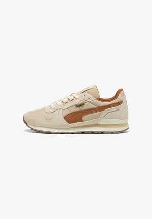 Baskets Puma beige et marron avec des détails en daim et en mesh, lacets blancs et semelle en caoutchouc, montrées de profil sur fond blanc.