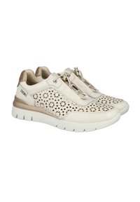 Zapatillas de piel perforada blanca con acentos dorados, puntera redondeada, cordones elásticos y suela de goma blanca ligera.