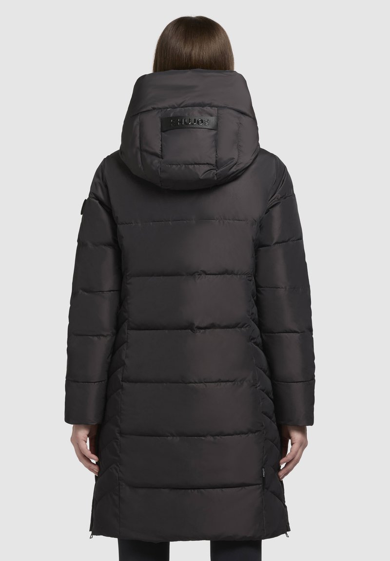 Schwarze Pufferjacke mit Kapuze, ausgestattet mit horizontalen Steppabschnitten, seitlichen Taschen und einem Logopatch auf der Rückseite. Glatte, glänzende Textur.