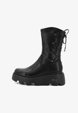 Stivale alla caviglia in pelle nera con suola spessa nera, caratterizzato da un'asta arricciata e dettagli in pizzo laterale per una vestibilità regolabile.