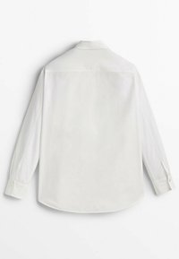 Chemise blanche à manches longues boutonnée, vue de dos, avec un col classique et des poignets boutonnés, sur un fond blanc uni.