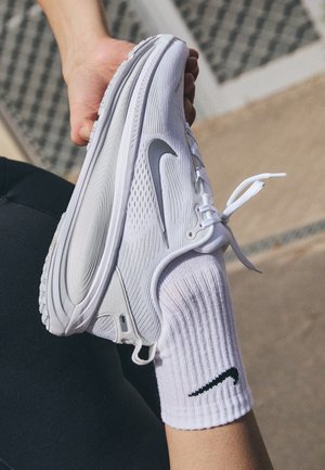 VOMERO 18 - Laufschuh Straße - white/metallic silver/photon dust