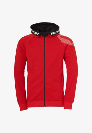 Rød hætte sweatshirt med sort hætte, med et hvidt "Kempa" logo på kraven og et prikket mønster på venstre skulder.