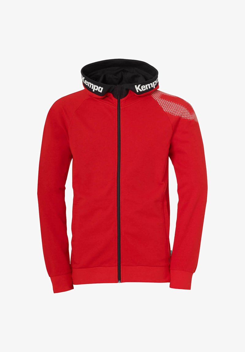 Rød hætte sweatshirt med sort hætte, med et hvidt "Kempa" logo på kraven og et prikket mønster på venstre skulder.