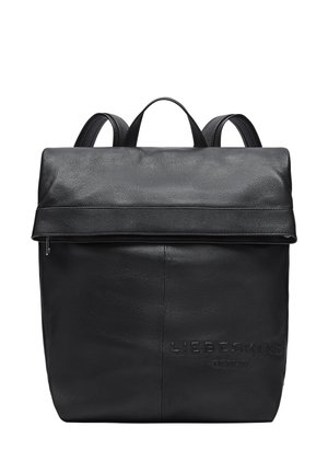 Schwarzer Leder-Rucksack mit einer abgerundeten Klappe, Reißverschluss und geprägtem Branding. Verfügt über zwei verstellbare Schultergurte. Glatte Textur.