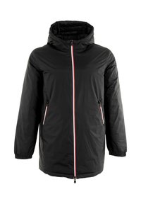 Veste noire isolante avec capuche, dotée d'une fermeture éclair frontale complète avec des accents rouges, de deux poches latérales et de poignets élastiques. Matériau lisse et léger.