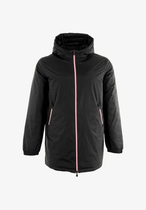 Zwarte geïsoleerde jas met een capuchon, voorzien van een rits over de volle lengte met rode accenten, twee zijzakken en elastische manchetten. Glad, lichtgewicht materiaal.