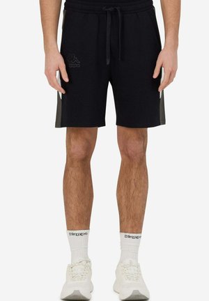 Pantaloni corti neri realizzati in tessuto misto cotone, dotati di una vita elasticizzata con coulisse, logo Kappa e pannelli laterali grigio chiaro.