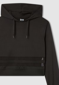 Felpa nera corta con cappuccio e cordini, orlo a costine e discreti pannelli orizzontali sulla parte anteriore.