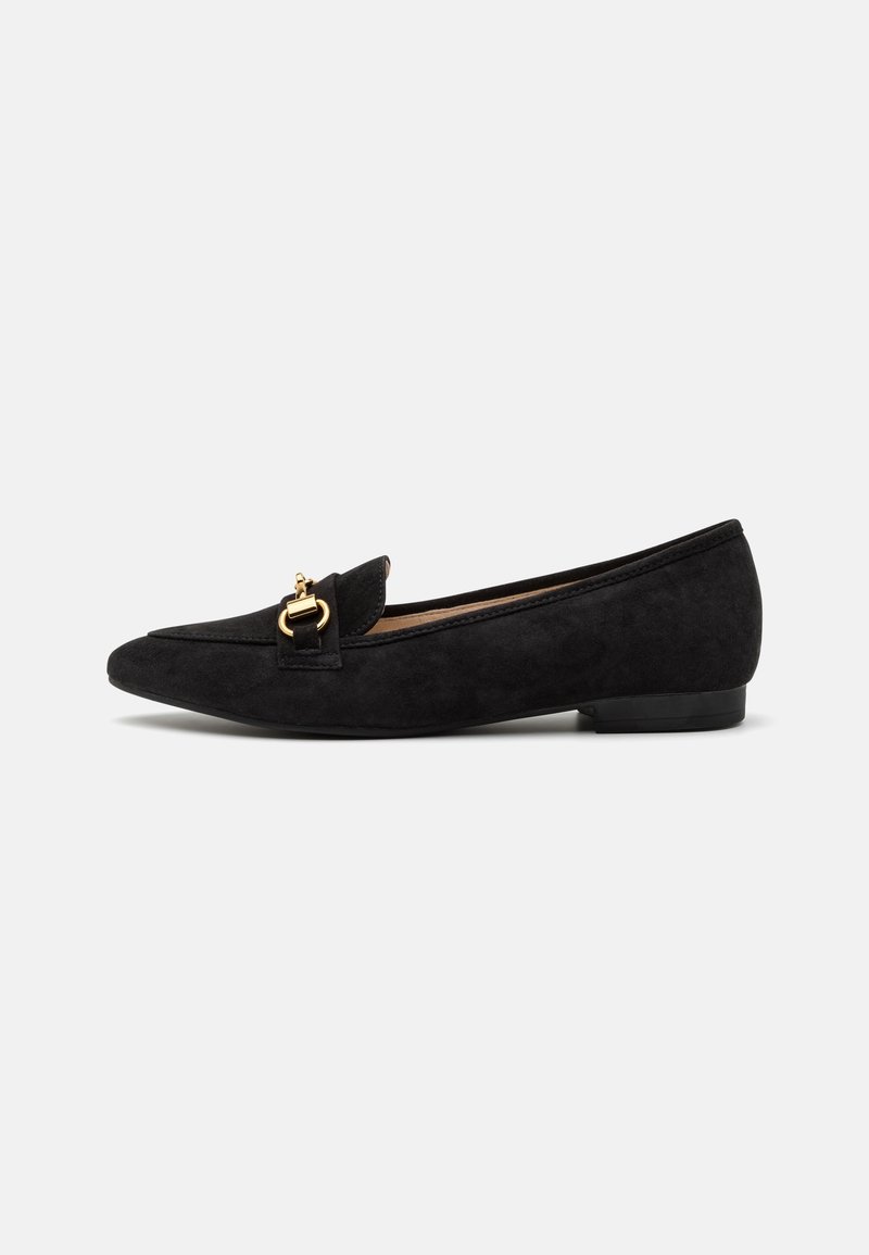 Mocassin plat en daim noir avec bout pointu et détail de boucle métallique dorée sur le dessus, présenté sur un fond blanc uni.