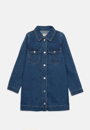 Giacca di jeans blu scuro a maniche lunghe con colletto, bottoni a pressione frontali e due tasche sul petto con patta e bottone.