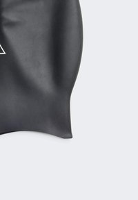 Čierna silikónová plavecká čiapka s hladkou textúrou a aerodynamickým tvarom, navrhnutá tak, aby tesne priliehala k hlave. Obsahuje minimálne detaily loga.