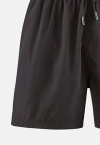 Schwarze Schwimmshorts aus leichtem Stoff, mit einem elastischen Bund und einem Kordelzug, sowie einer einfachen, glatten Oberflächentextur.