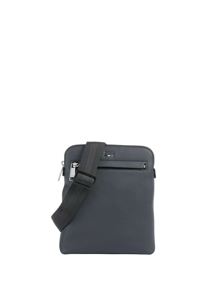 Borsa a tracolla in pelle grigia con finitura testurizzata, tasca frontale con zip e tracolla regolabile. Presenta un design minimalista.
