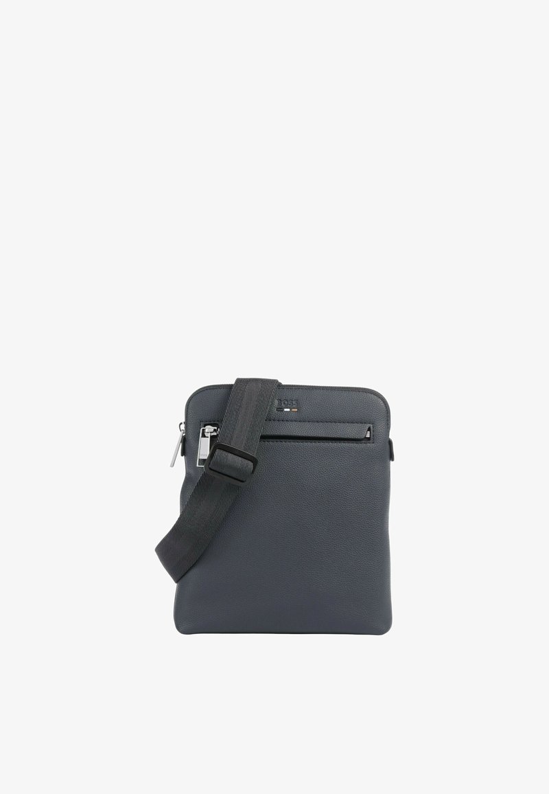 Borsa a tracolla in pelle grigia con finitura testurizzata, tasca frontale con zip e tracolla regolabile. Presenta un design minimalista.