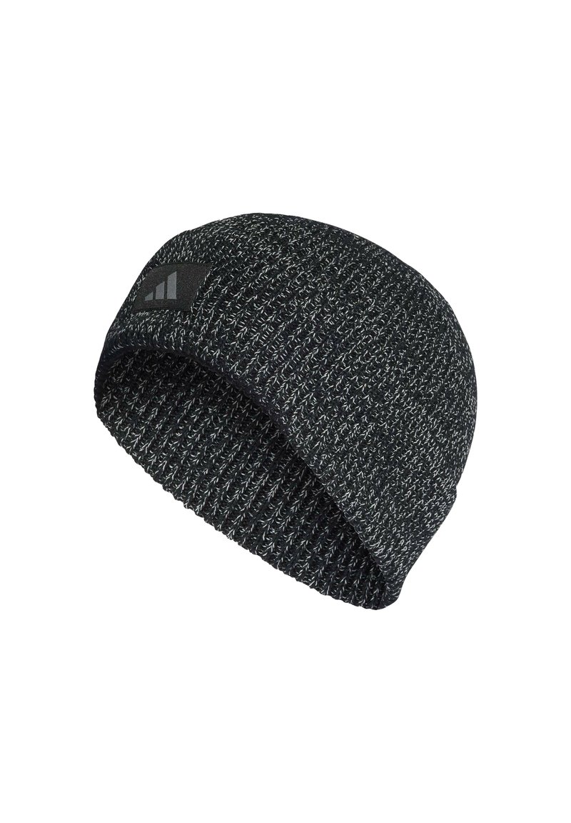 Gorro de malha em cinza escuro com um padrão texturizado. Apresenta um patch de tecido negro com um logotipo na frente. Material suave e elástico.