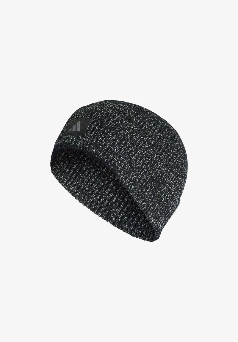 Gorro de malha em cinza escuro com um padrão texturizado. Apresenta um patch de tecido negro com um logotipo na frente. Material suave e elástico.