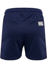 Dunkelblaue Shorts aus weichem Material, mit glatter Textur, elastischem Bund und einem kleinen Etikett auf der Rückseite mit Markendetails.