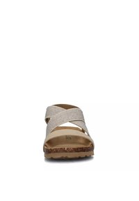 Sandalo beige con cinturini incrociati, tomaia testurizzata, suola intermedia in sughero, suola in gomma e design aperto sulla punta. Presenta dettagli semplici e minimalisti.