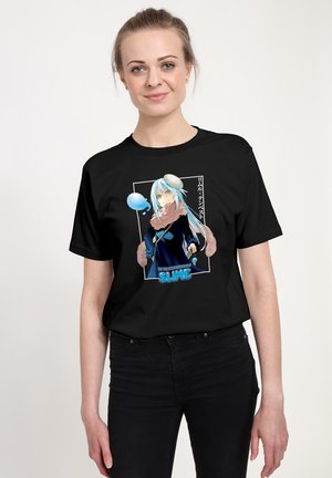 Sort T-shirt med et farverigt design af en animefigur med blåt hår og en blå slim, fremhævet af lyserødt pels. Enkel rund hals.