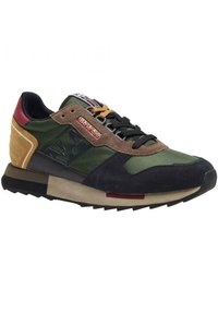Sneaker multicolore con rete verde scuro, suede marrone, accenti neri e una suola testurizzata. Include dettagli rossi e gialli sulla linguetta.