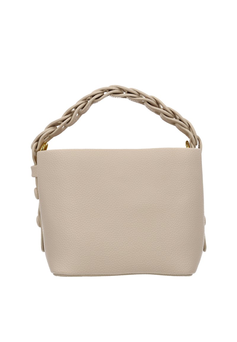 Bolso de mano de cuero sintético beige con una correa trenzada, forma rectangular, superficie texturizada y detalles de herrajes dorados en el lateral.