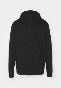 Czarny hoodie o miękkiej fakturze, z dużym kapturem i długimi rękawami. Prosty design z ściągaczami przy mankietach i u dołu. Widok z tyłu.