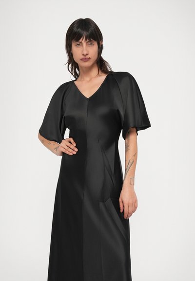Čierne saténové šaty s výstrihom do V, krátkymi rukávmi a priliehavým strihom. Vyznačujú sa detailmi s panelmi a hladkou textúrou.