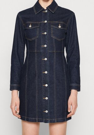 Mørkeblå denimkjole med lange ærmer, knaplukning foran, to brystlommer med klapper og kontrastsyning.