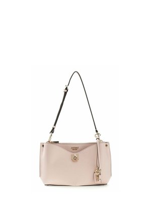 Sac à main Guess rose clair avec une lanière noire ajustable, un fermoir doré et une étiquette de marque suspendue sur le côté.