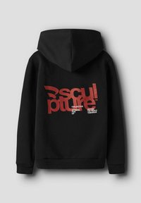 Svart hoodie med en stor röd grafisk textdesign på baksidan, som presenterar ordet "skulptur" och ytterligare text i vitt och röd.