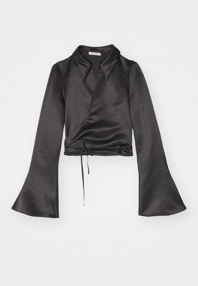 Haut enveloppant en satin noir avec des manches longues et évasées, et un lien à la taille. Il dispose d'un col classique et d'une texture lisse et brillante.