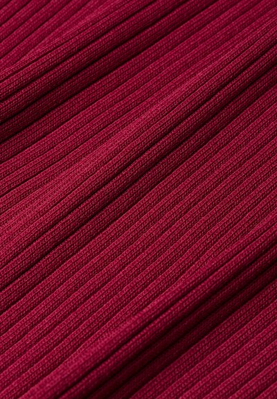 Tissu côtelé dans un bordeaux profond avec une surface texturée, présentant des rainures parallèles et une apparence tissée, créant de la profondeur et un intérêt visuel.