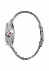 Orologio in acciaio inox argento con cassa rotonda, accento rosso sulla corona e bracciale a maglie. Il design presenta una finitura opaca e testurizzata.