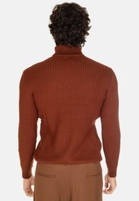 Pullover marrone a coste con colletto alto e maniche lunghe, caratterizzato da una superficie testurizzata e una silhouette aderente.