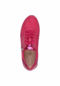 Sneaker in pelle fucsia con design alla moda, dettagli metallici, zip laterale e suola texturizzata. Include una soletta imbottita per garantire comfort.