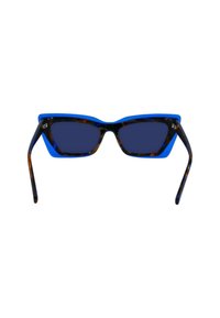 Ochelari de soare tip cat-eye cu accente albastre, brațe din material țestoasă, lentile întunecate și un cadru texturat. Design unghiular cu elemente de culoare contrastante.