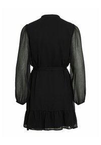 Abito nero con corpino arricciato, maniche lunghe trasparenti e orlo a volant. Realizzato in tessuto leggero con vita belted.