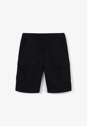 Czarne szorty cargo wykonane z lekkiego materiału. Posiadają elastyczny pas z sznurkiem, dwie przednie kieszenie oraz dwie boczne kieszenie cargo.