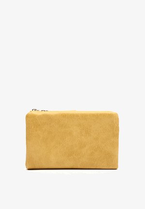 Obdĺžnikový kožený obal v horčicovo žltej farbe s horným zipsom, hladkým povrchom a mäkkým textúrnym prevedením.